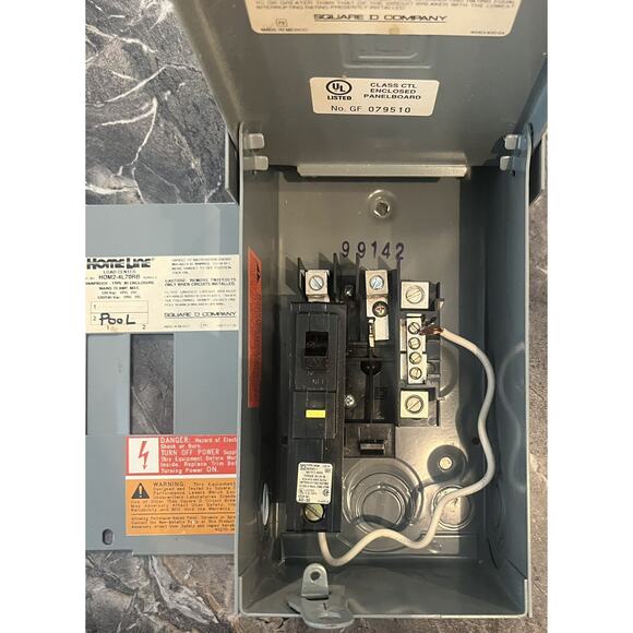 Homeline 70 Amp Pool Hot Tub Outdoor Main Lug Load Center HOM2-4L70RB - Picture 2 of 5